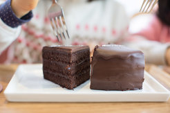 Is it fair to distribute a cake in equal-sized pieces? Or should the distributer take into account the character of the eaters? For example, one of the eaters might be selfish and want most of the cake for himself, while the other one is altruistic and will be happy to have the smaller piece. Economist Felix Bierbrauer examines this problem from the perspective of deliberate ignorance.
