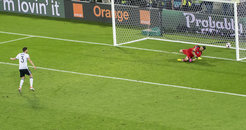 Historic goal: in the quarter-finals of the Euro 2016, Jonas Hector scored the decisive goal against Italy in the penalty shoot-out. The example corresponds to the results of a study according to which the coin toss before the penalty shootout influences the outcome of the match. In fact, the German captain Bastian Schweinsteiger had won the draw at the time and decided to give way to the Italian team - which some commentators saw as a mistake. In the end, however, the German team won the match.